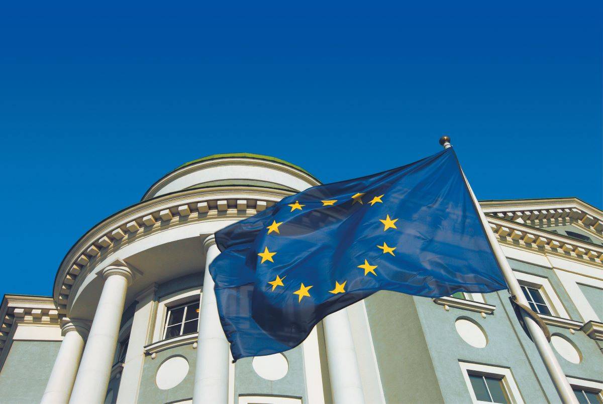 Евросоюз ввел запрет на ввоз в Россию евро