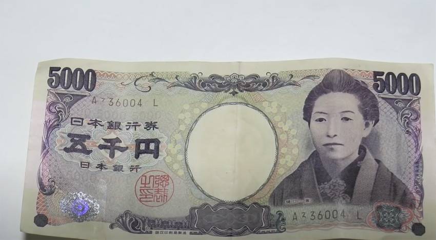 Япония переживает крупнейшее за четверть века падение курса йены