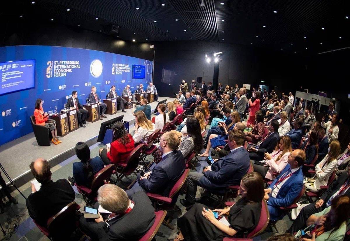 На форуме в Санкт-Петербурге Россия и Китай вырабатывают общую экономическую и финансовую стратегию