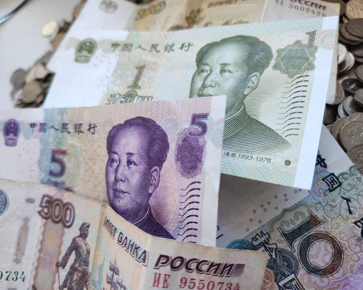 Россия обогнала Сингапур по объёмам операций в юанях