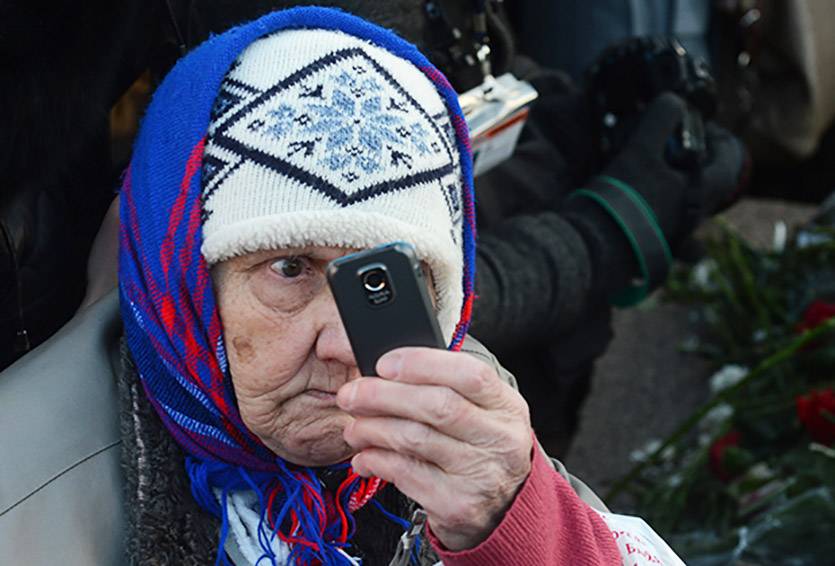 Запад может заблокировать даже кнопочные «бабушкофоны» в России