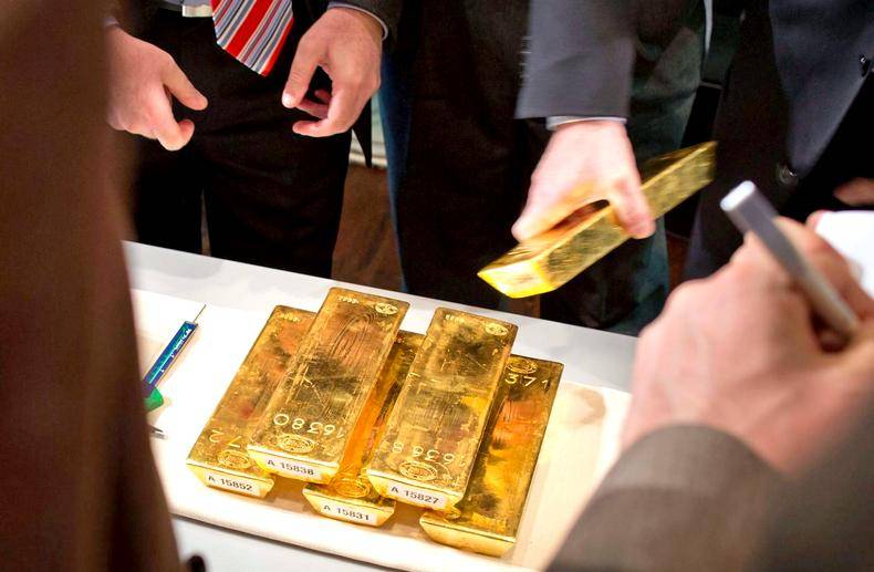 Россияне тоннами скупают золотые слитки: эксперты рассказали о последствиях
