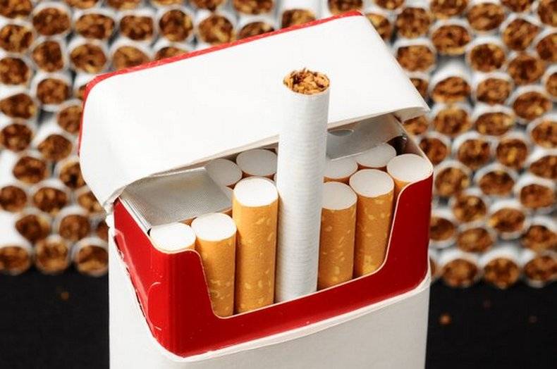 По курильщикам нанесли двойной удар: чем обернется повышение цен на сигареты