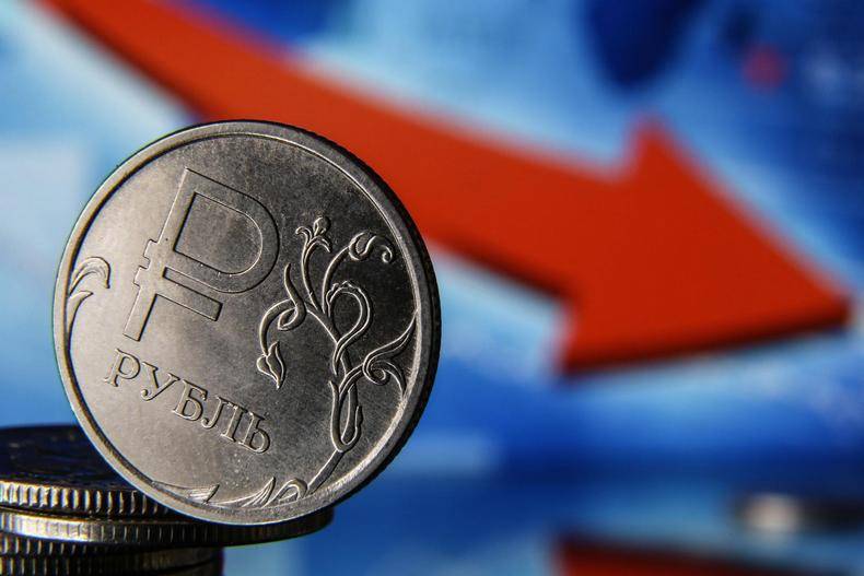 Рубль откатился к годовому минимуму: кому это выгодно