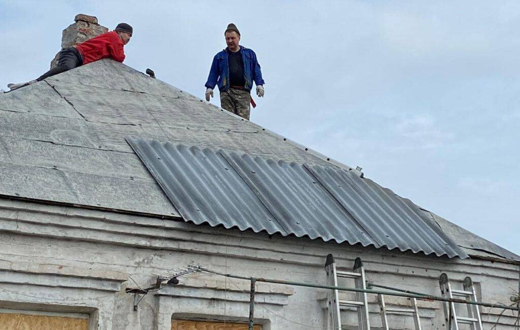 Православные волонтёры восстанавливают частные дома в Мариуполе