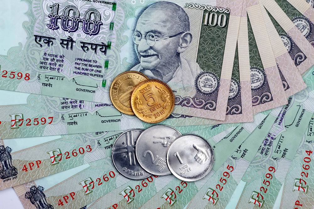 В России впервые стал доступен вклад в индийских рупиях