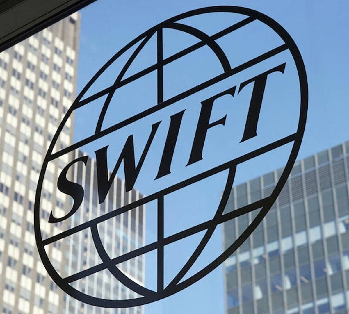 США хотят вернуть SWIFT в РФ, чтобы спасти себя и ЕС