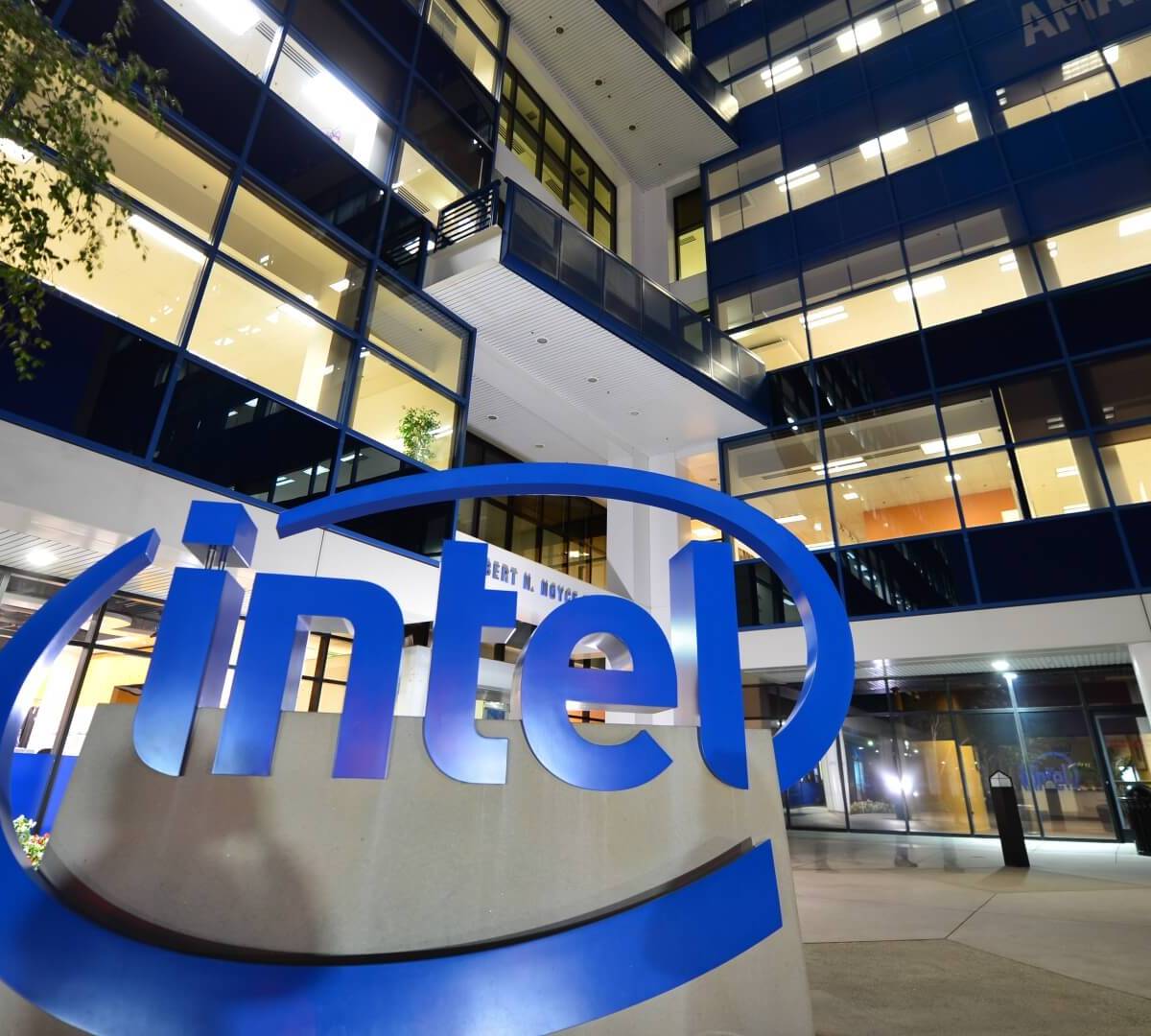 Intel отчиталась о рекордных убытках в первой четверти 2023 года