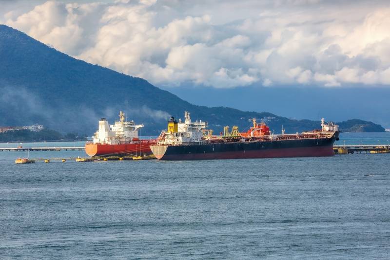 Рекордное количество танкеров-газовозов дрейфует в море долгое время