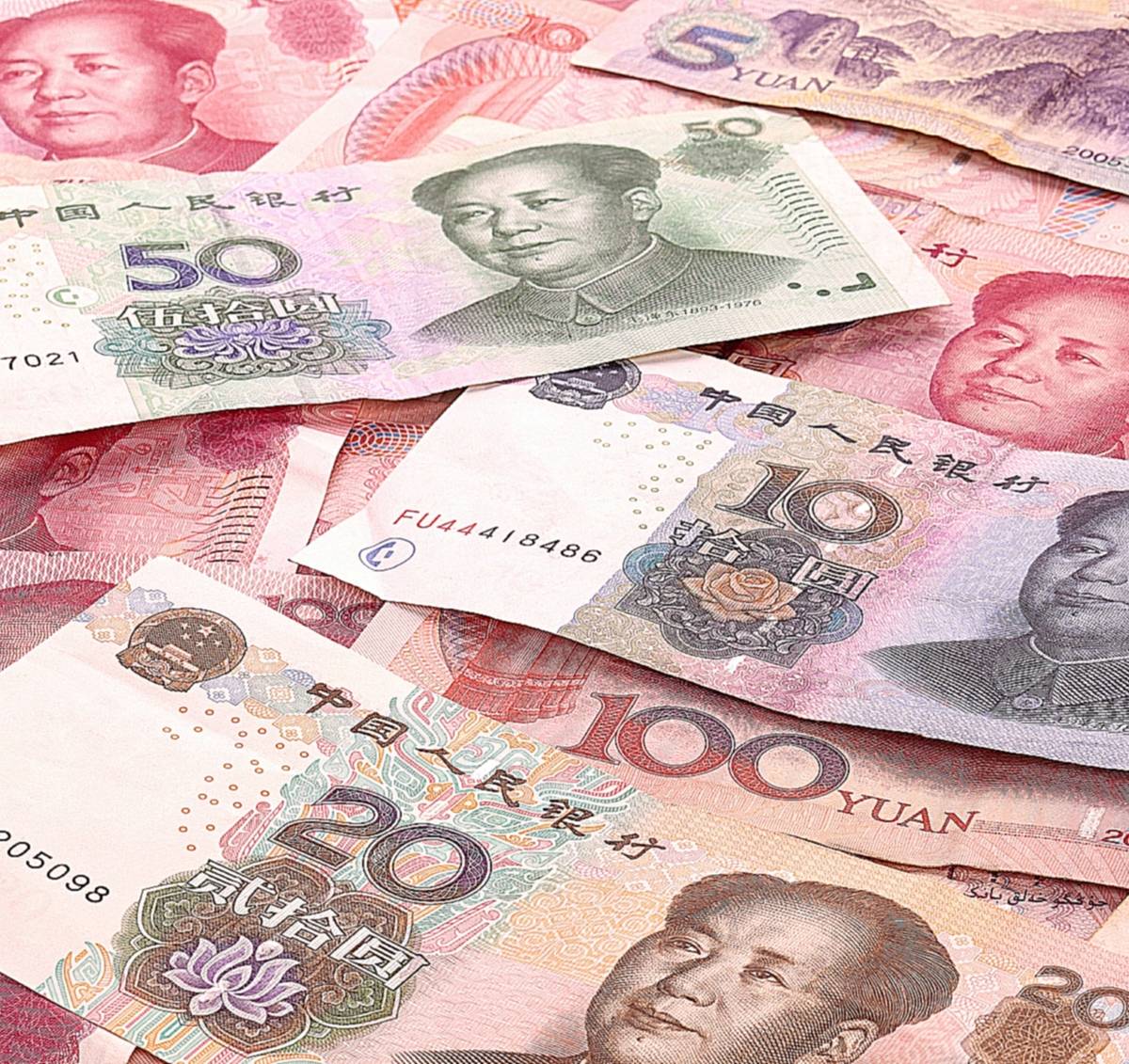 Почти четверть россиян считают юань самой надежной валютой