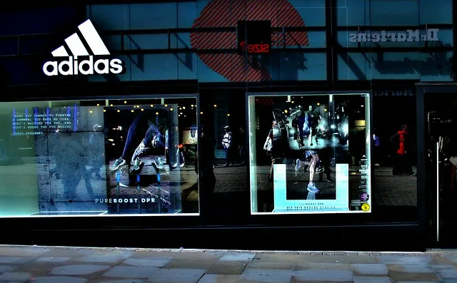 На сеть магазинов Adidas в России нашлись иностранные покупатели