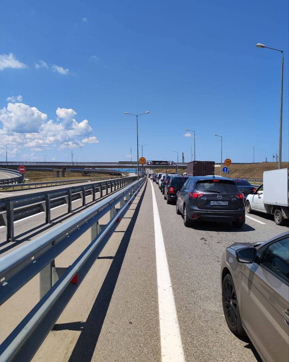 Пробки на Крымском мосту: Кто виноват в транспортном коллапсе в пик сезона?