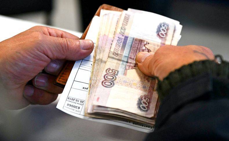 В России полностью побороли «зарплатное рабство»: банки подсчитывают убытки