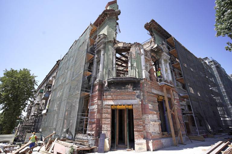 В Мариуполе начали восстанавливать разрушенный исторический центр