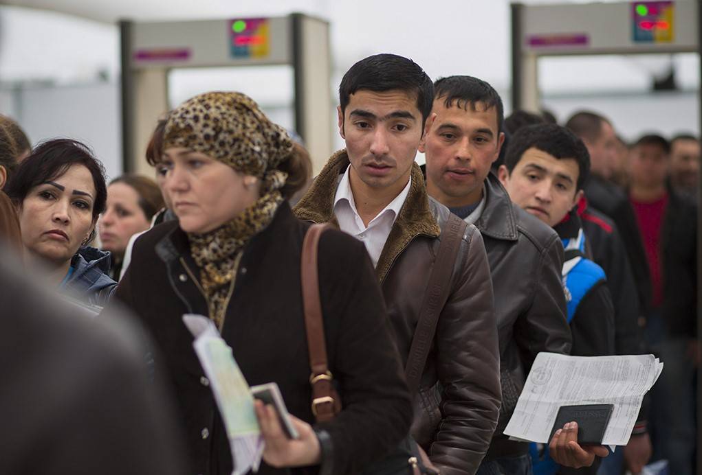 Таджикские мигранты в России: у кого есть право на проверки?