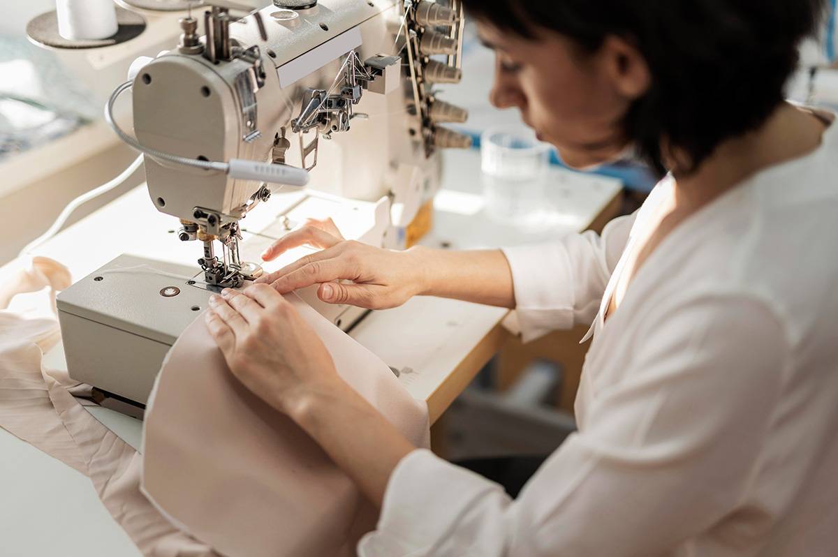 Шриланкийские мигранты едут работать на российскую швейную фабрику