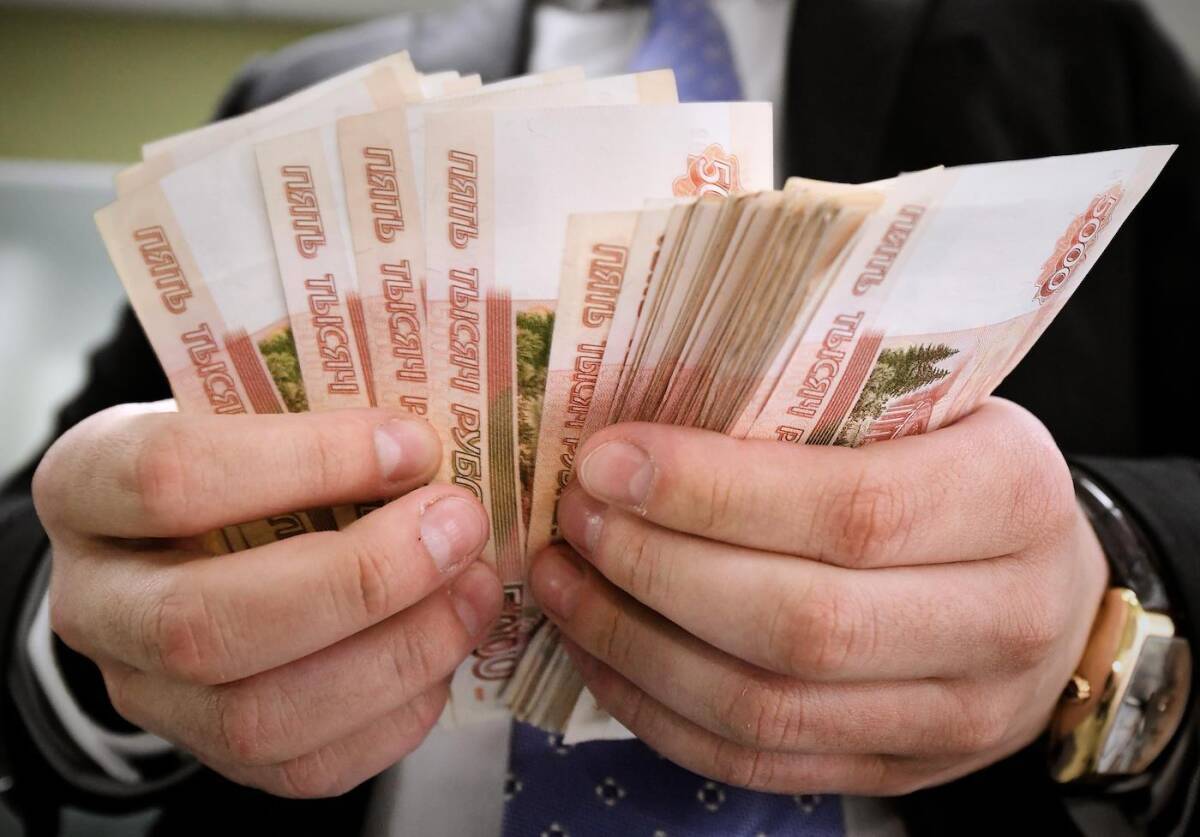 Эксперты предсказывают, что отъезд мигрантов из РФ ведет к росту зарплат