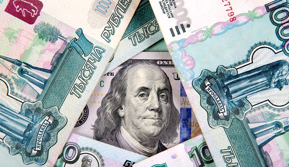 Кроме ЦБ, все в России против доллара
