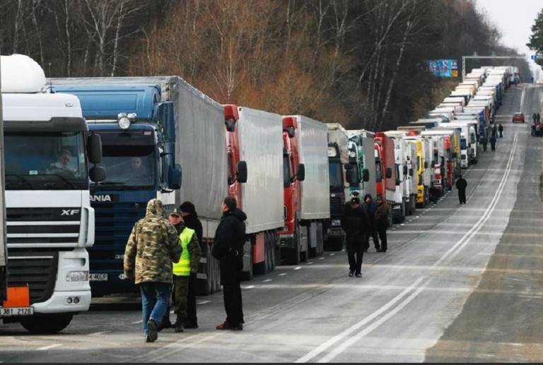Блокада украинской границы: фуры эвакуируют по железной дороге