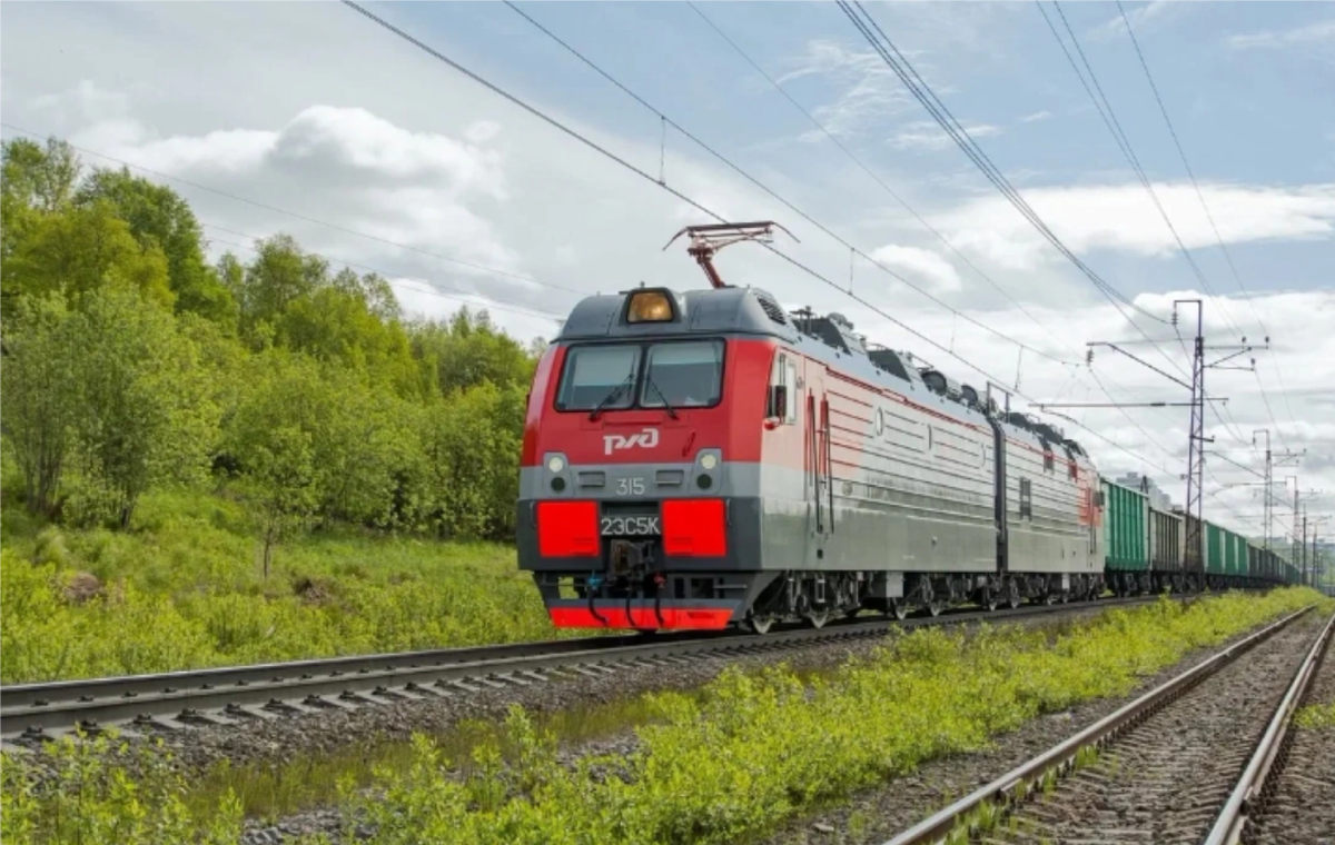 Юбилейный электровоз «Ермак» уже в Сибири