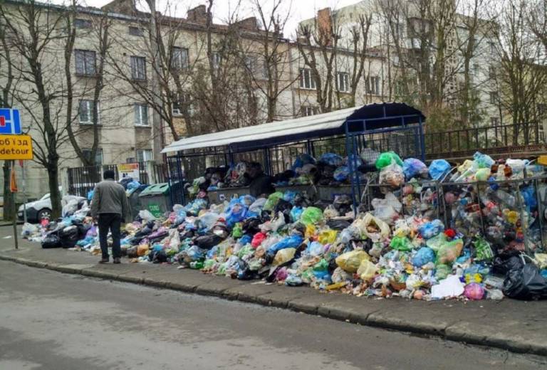 Результаты мобилизации: Украина тонет в мусоре, одолевают крысы и клещи
