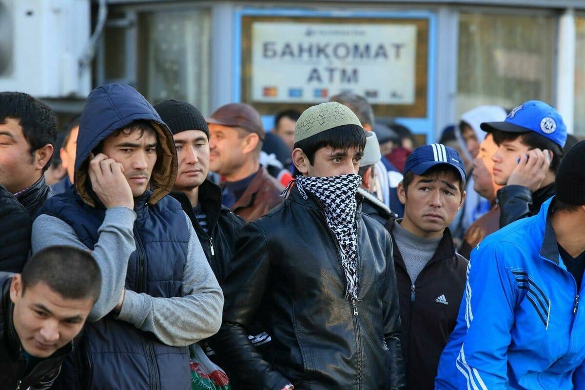 Почему таджикских мигрантов не пускают в Россию