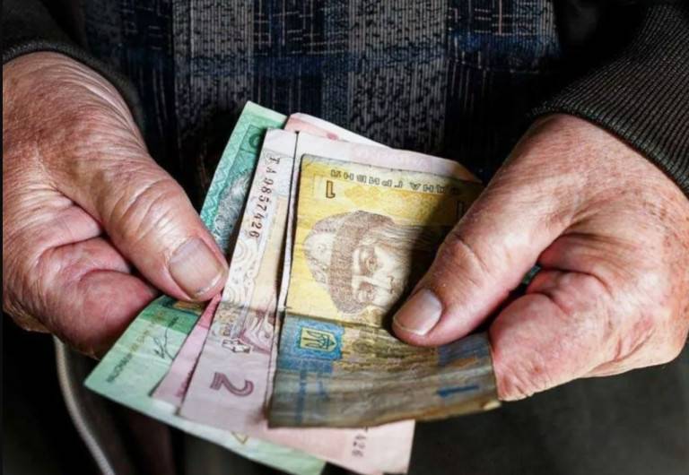 Украина минимизирует пенсии и советует копить и работать до самой смерти