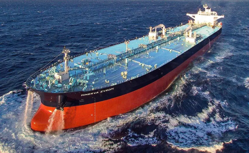 Полный эстонской нефти танкер провела мимо России целая флотилия Полный эстонской нефти танкер провела мимо России целая флотилия