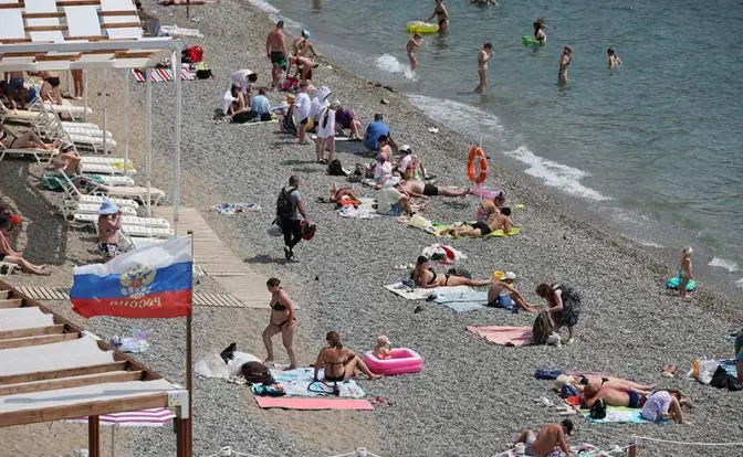 Несмотря ни на что курортники массово штурмуют Крым Несмотря ни на что курортники массово штурмуют Крым