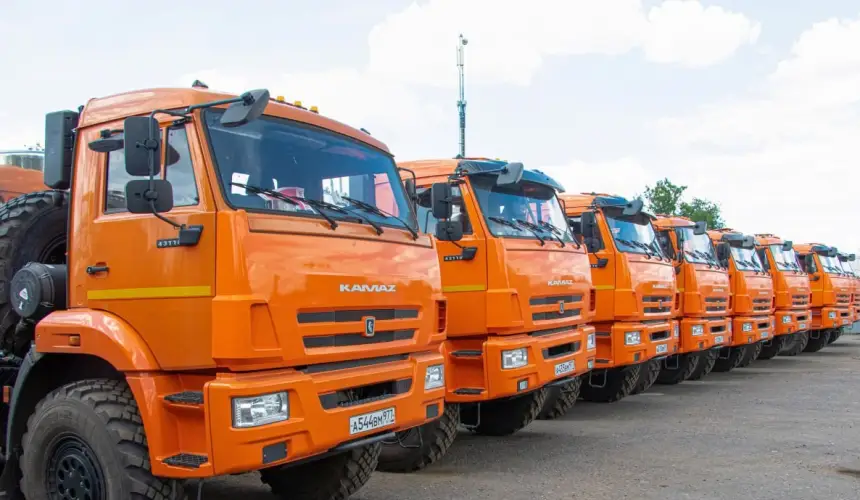 Новая Россия: в Донецк прибыли первые 33 оранжевых КамАЗа-водовоза