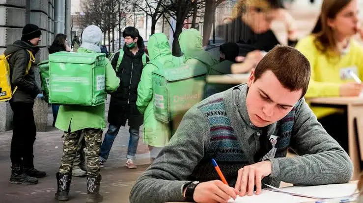 Лучше бы на завод: молодежь массово идет в курьеры, закрывая кадровый голод Лучше бы на завод: молодежь массово идет в курьеры, закрывая кадровый голод