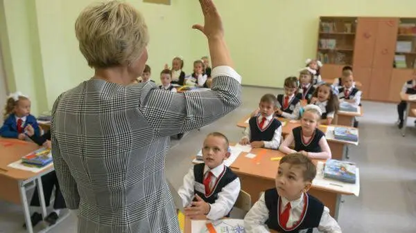 Тысячи учителей пустят «под нож»: эхо 90-х настигнет школы уже в этом году Тысячи учителей пустят «под нож»: эхо 90-х настигнет школы уже в этом году