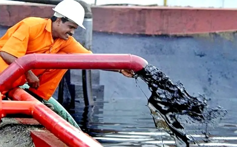 Отказ Запада от "грязной" нефти обернулся провалом