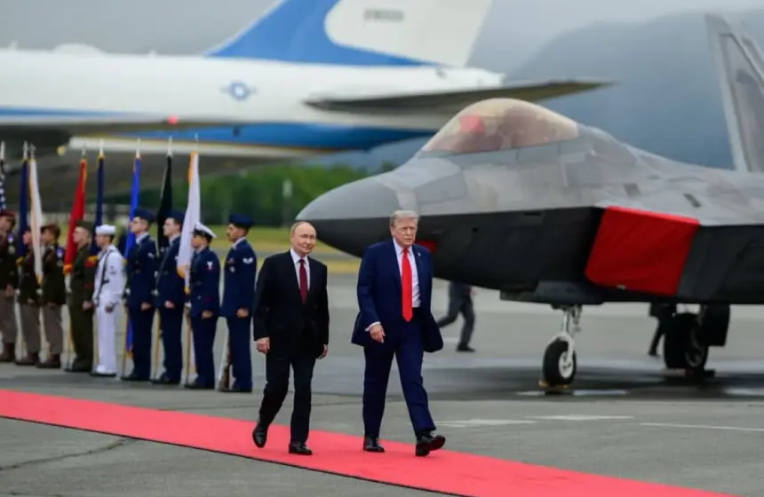 Нефтяная сделка на Аляске: в СМИ раскрыли предмет торга Трампа и Путина Нефтяная сделка на Аляске: в СМИ раскрыли предмет торга Трампа и Путина