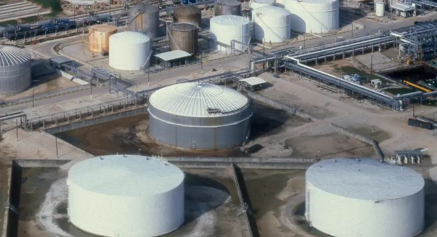 Самоуничтожение рынка: почему ОПЕК+ рубит нефть, на которой сидит