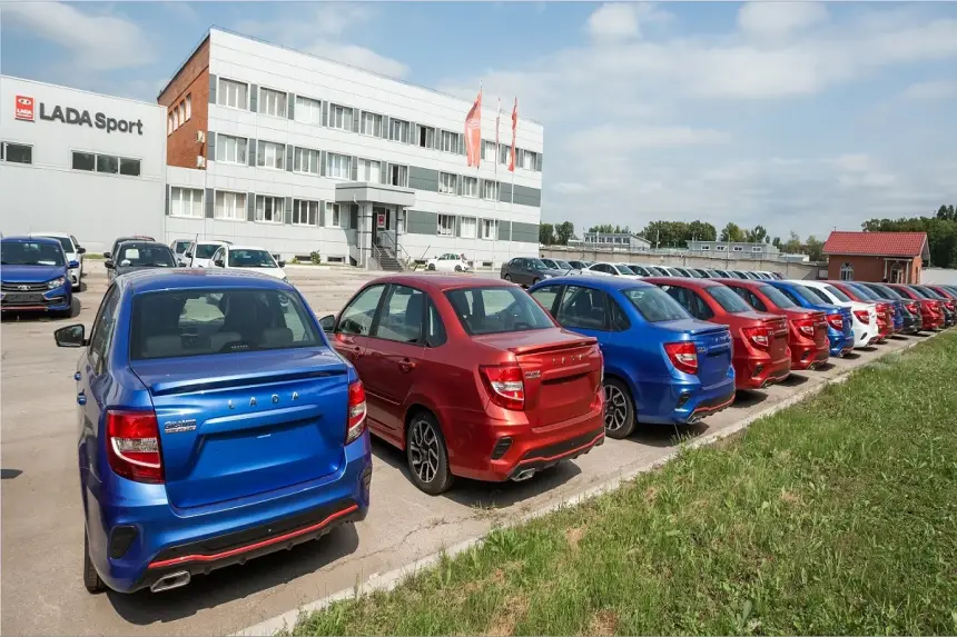 Lada продолжает давить на газ: автомобили бренда снова в лидерах в РФ Lada продолжает давить на газ: автомобили бренда снова в лидерах в РФ