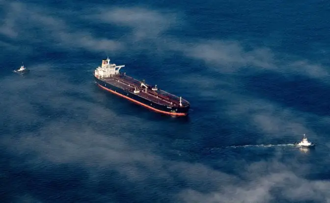 «Странные маневры»: «Фурия» с нефтью для Индии застряла на Балтике