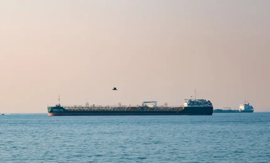 Танкеры теневого флота сбрасывают нефть в море у побережья Европы