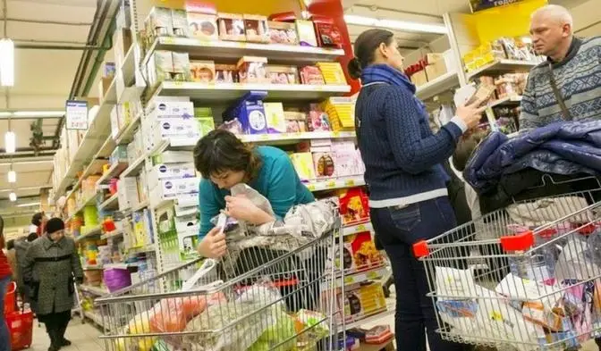 «Тревожная лампочка»: Россияне перешли в режим тотальной экономии на всем «Тревожная лампочка»: Россияне перешли в режим тотальной экономии на всем