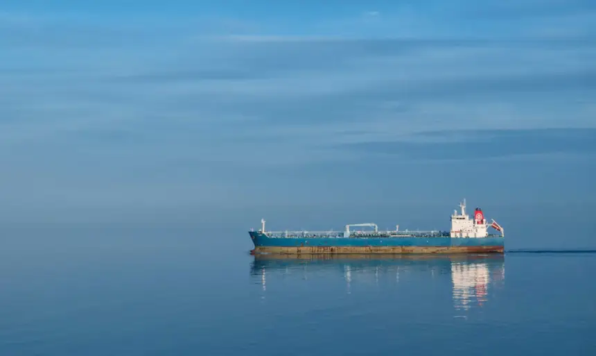 Необычный маневр: танкеры с нефтью РФ разворачиваются в море, меняя курс