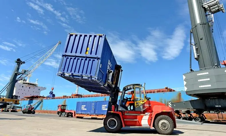 Китай начал тормозить загрузку судов из-за торговой войны с США