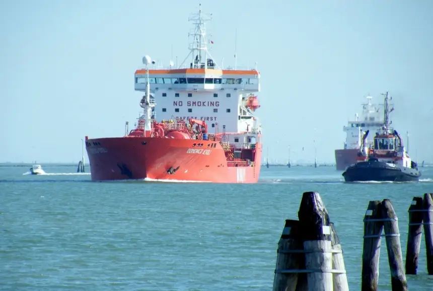 Рано радовался ЕС: танкер-газовоз теневого флота РФ вызывающе проплыл мимо Европы