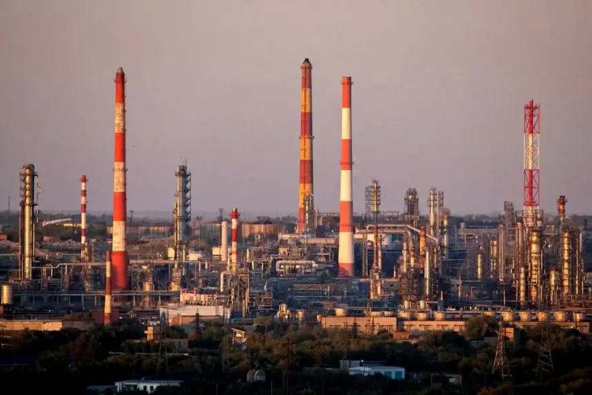 «Половина НПЗ — уже без российской нефти»: акробатика Индии с санкциями США