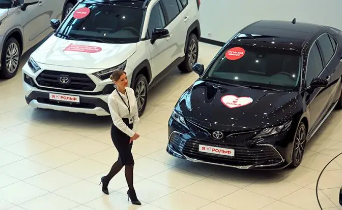 Автосалоны надеются на Новый год, покупатели — на скидки. Склады забиты