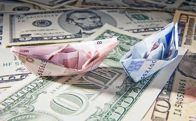 Валютная интрига: 50 рублей за доллар — повод для радости или для паники?
