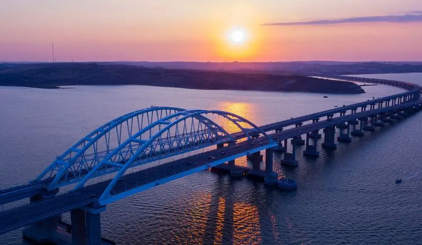 Электромобилям запретили въезд на Крымский мост, а новый путь не готов