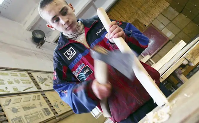 Стране нужны работники — столяры и плотники: школьников послали к станку