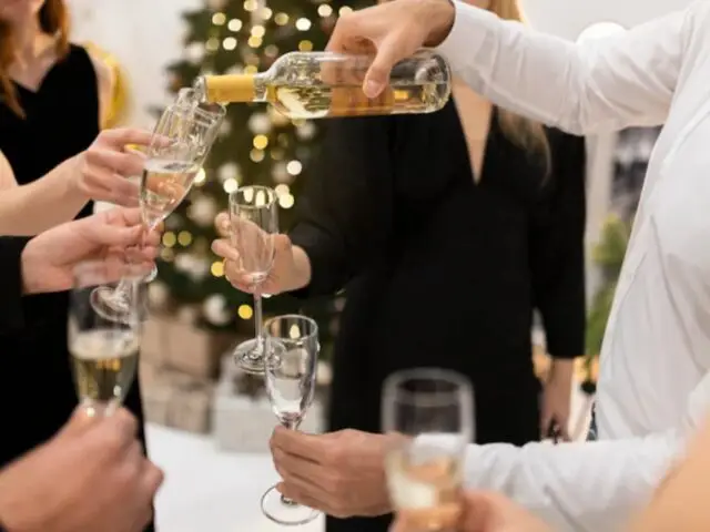 Долой корпоративы: в России предложили запретить праздники на работе