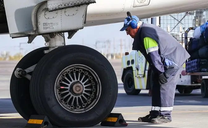 Лайнеры российских авиакомпаний терпят аварии самым неожиданным образом
