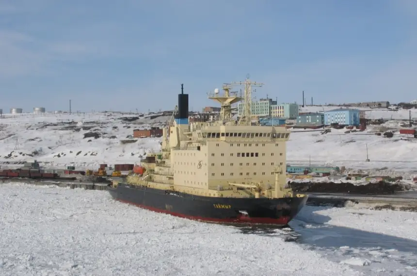 Россия впервые вывела все 8 атомных ледоколов, чтобы вскрыть Арктику